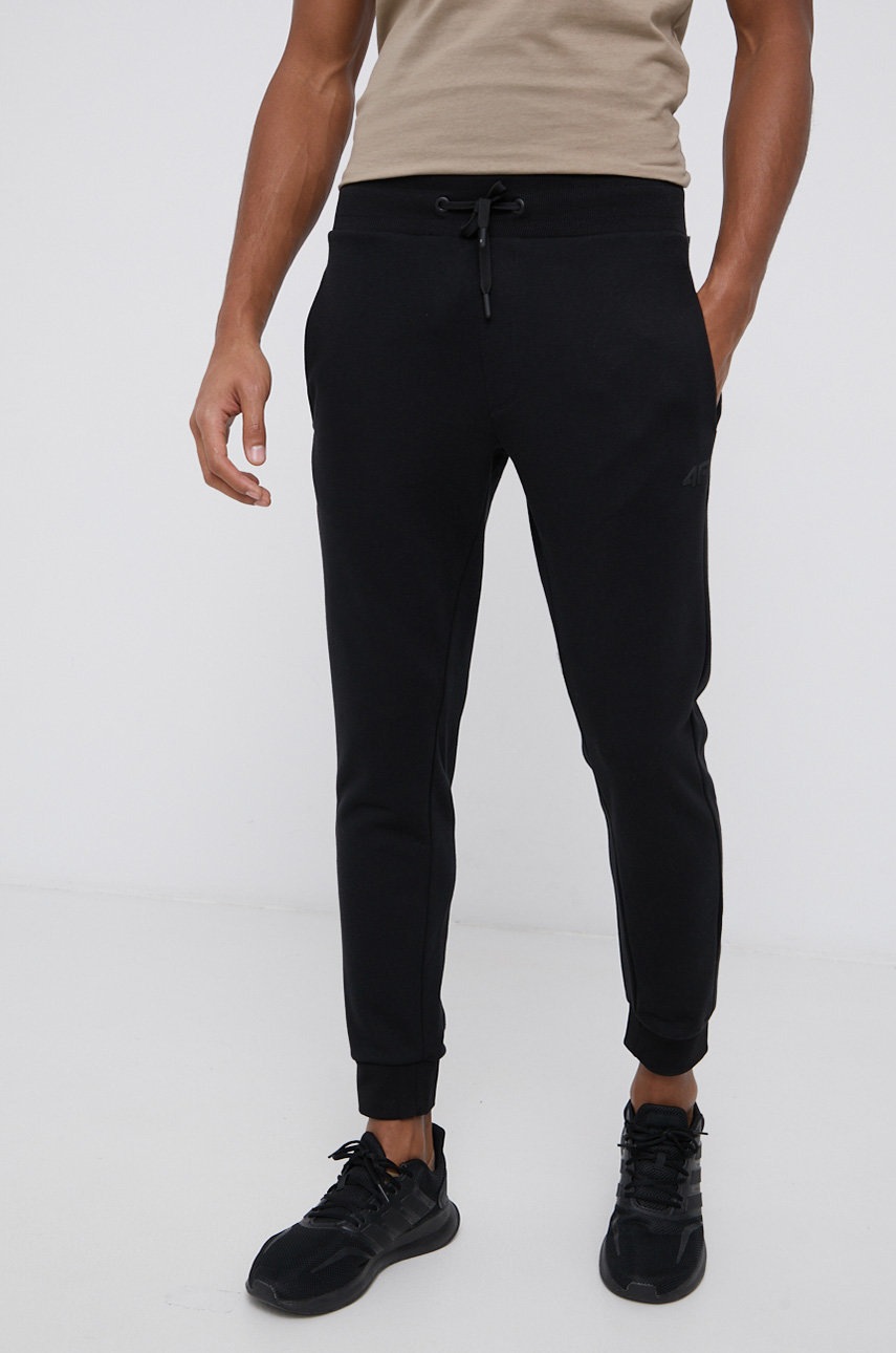 

Памучен панталон 4F мъжки в черно с изчистен дизайн, Черен