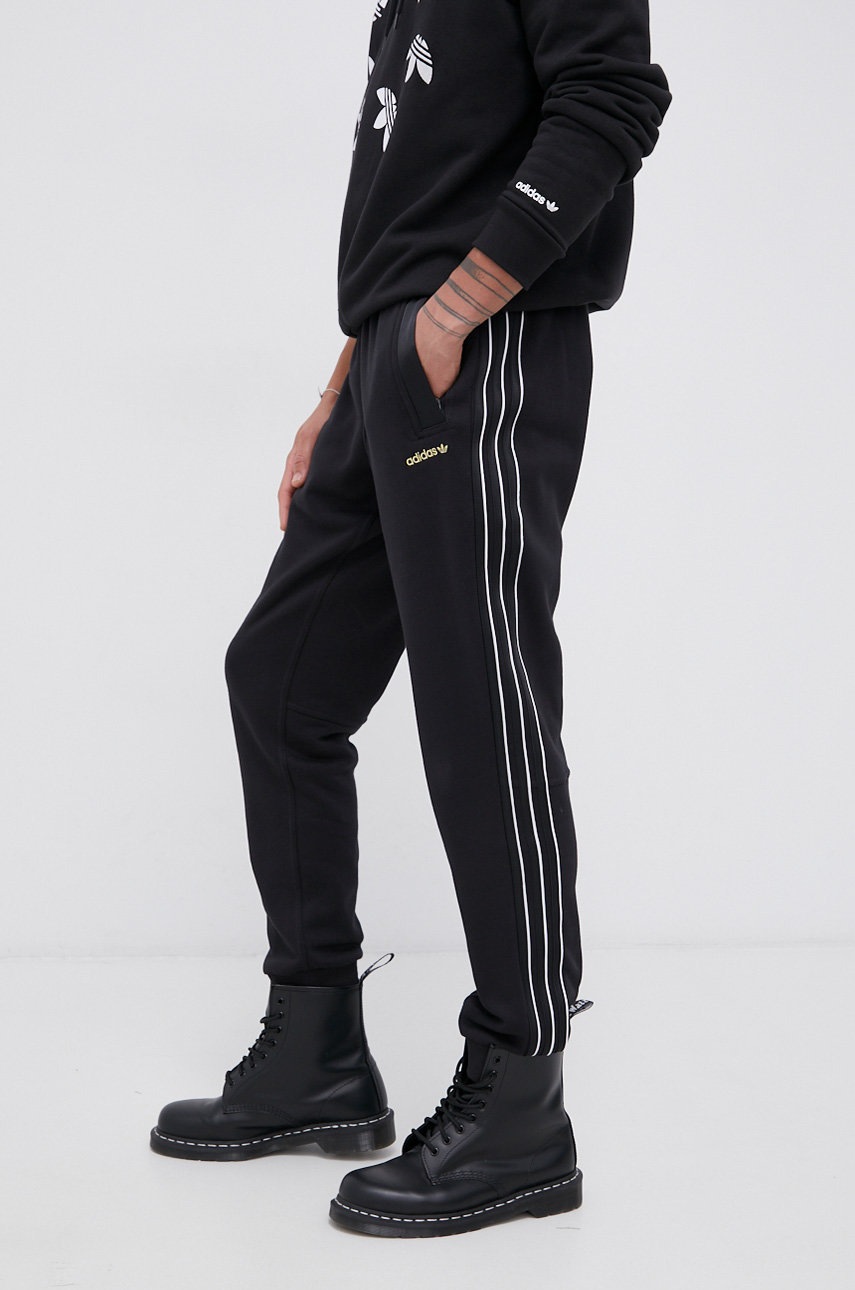 

Брюки adidas Originals мужские цвет чёрный гладкие