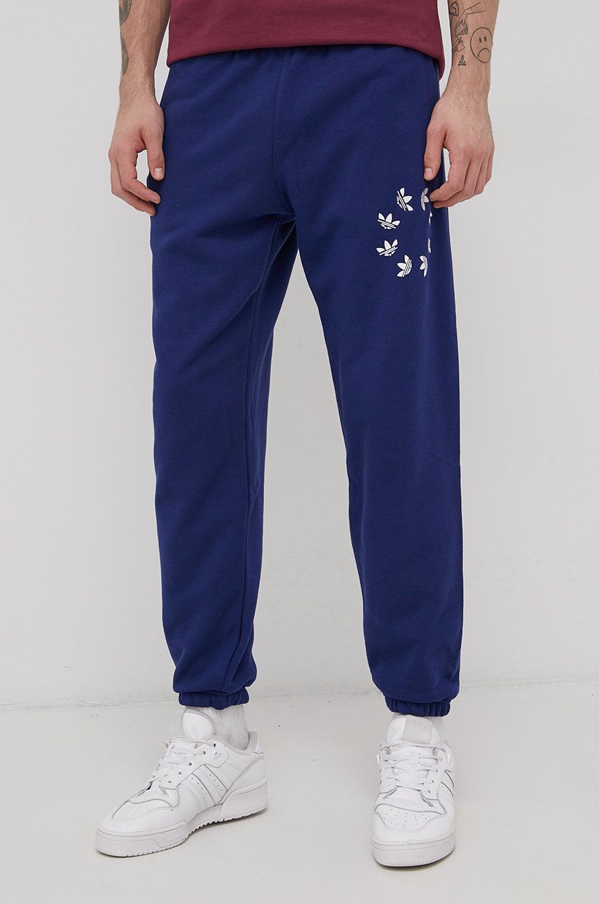 Adidas Originals Pantaloni de bumbac bărbați, culoarea albastru marin, cu imprimeu adidas Originals imagine 2022 reducere