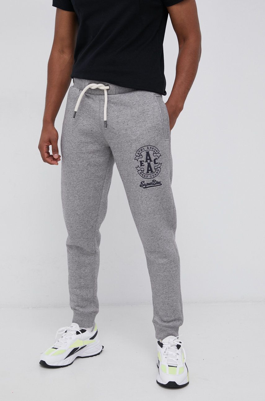 Superdry Pantaloni bărbați, culoarea gri, cu imprimeu answear.ro imagine 2022 reducere