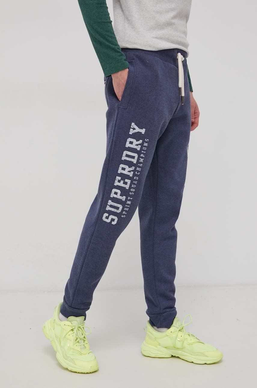 Superdry Pantaloni bărbați, culoarea albastru marin, cu imprimeu answear.ro