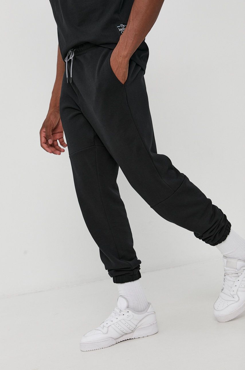 New Balance Pantaloni bărbați, culoarea negru, material neted answear.ro
