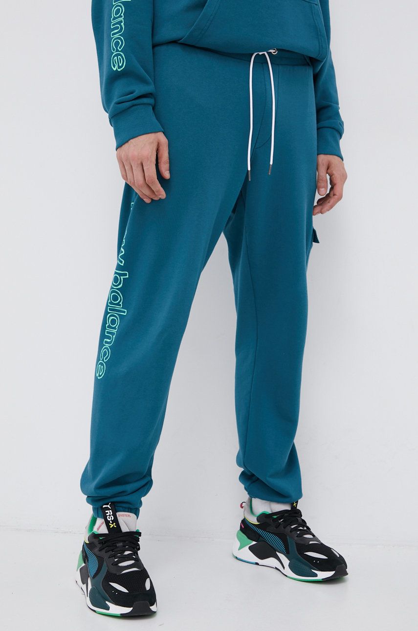 Kalhoty New Balance MP13552MTL pánské, s potiskem - modrá -  Hlavní materiál: 100% Bavlna 