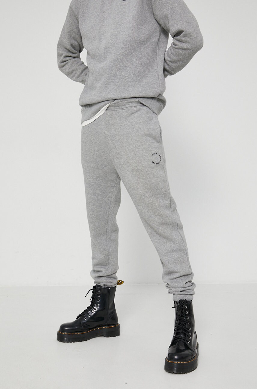 Solid pantaloni bărbați, culoarea gri, material neted