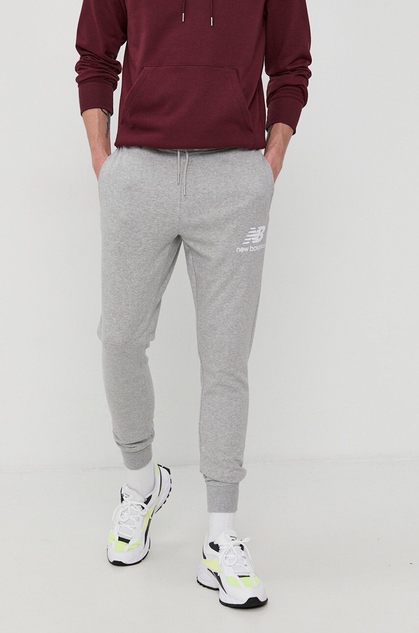 

Панталон New Balance мъжки в сиво с принт, Сив