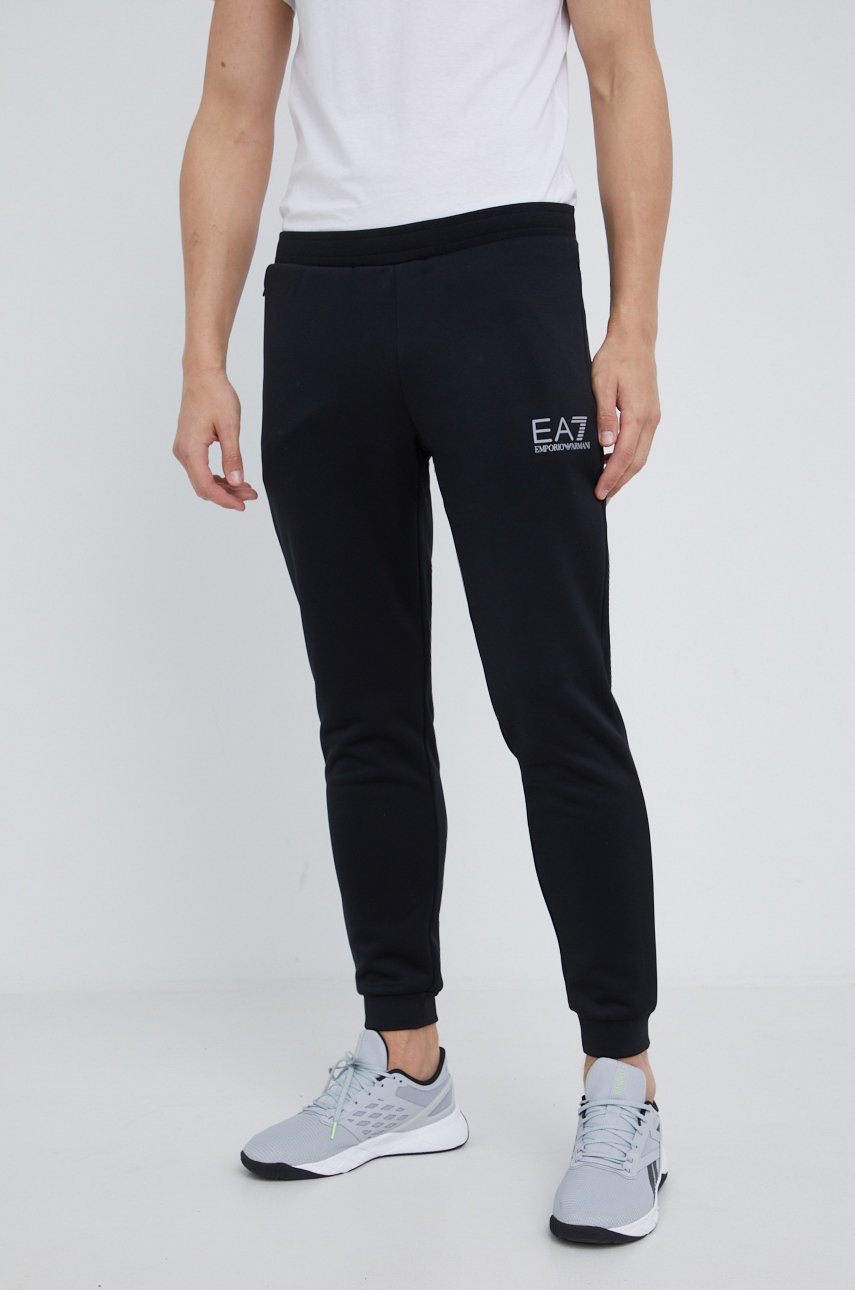 

Спортен панталон EA7 Emporio Armani в черно с принт, Черен