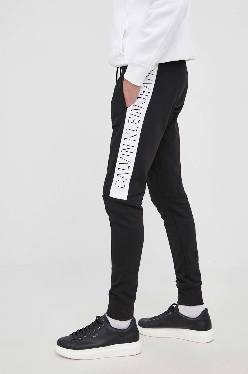 

Памучен панталон Calvin Klein Jeans мъжко в черно с принт, Черен