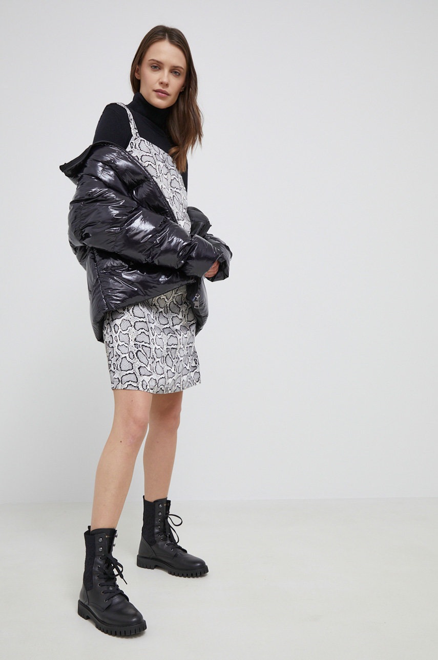 

Рокля Calvin Klein Jeans в бежово къс модел със стандартна кройка, Бежов