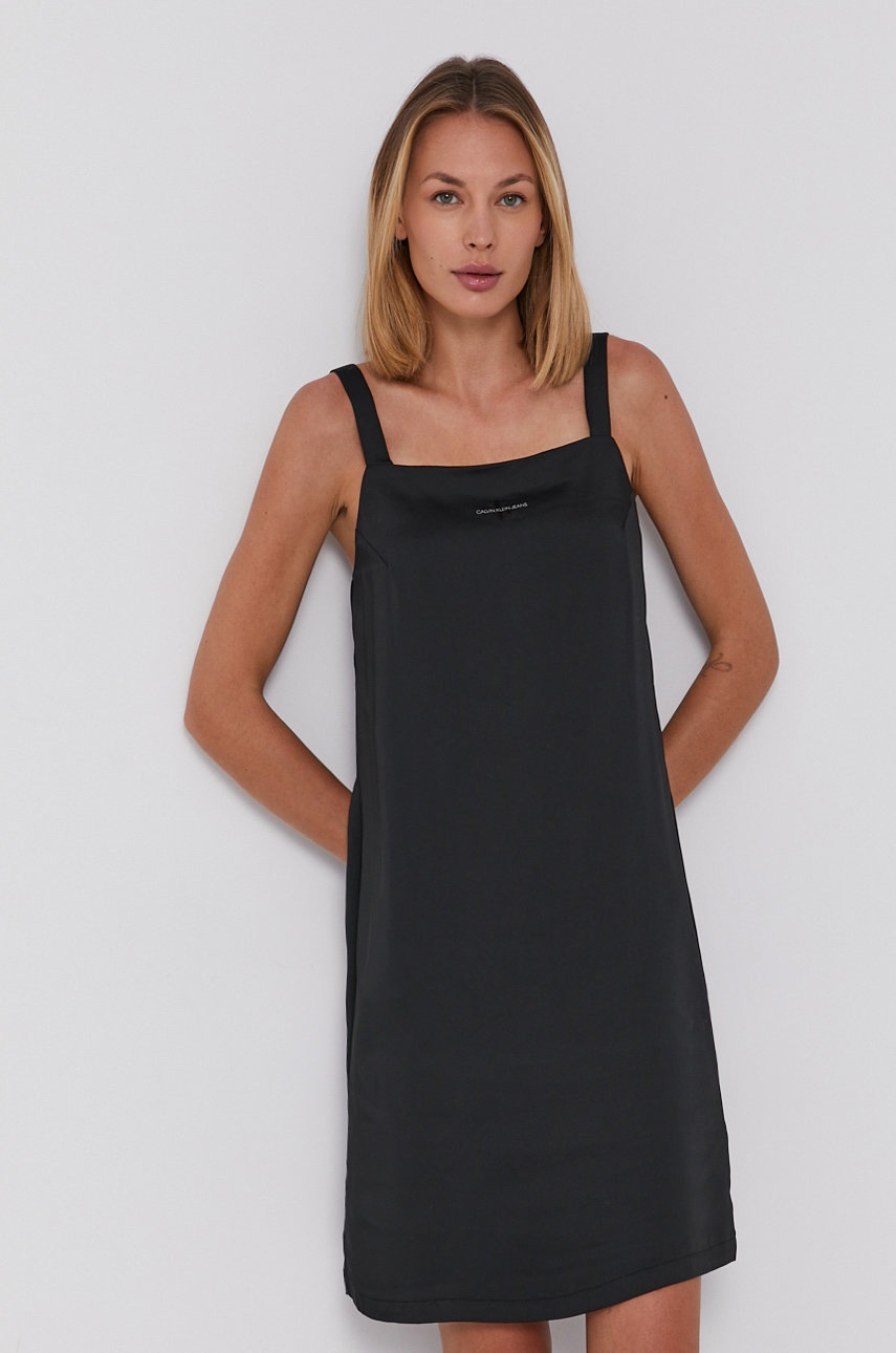 

Рокля Calvin Klein Jeans в черно къс модел със стандартна кройка, Черен
