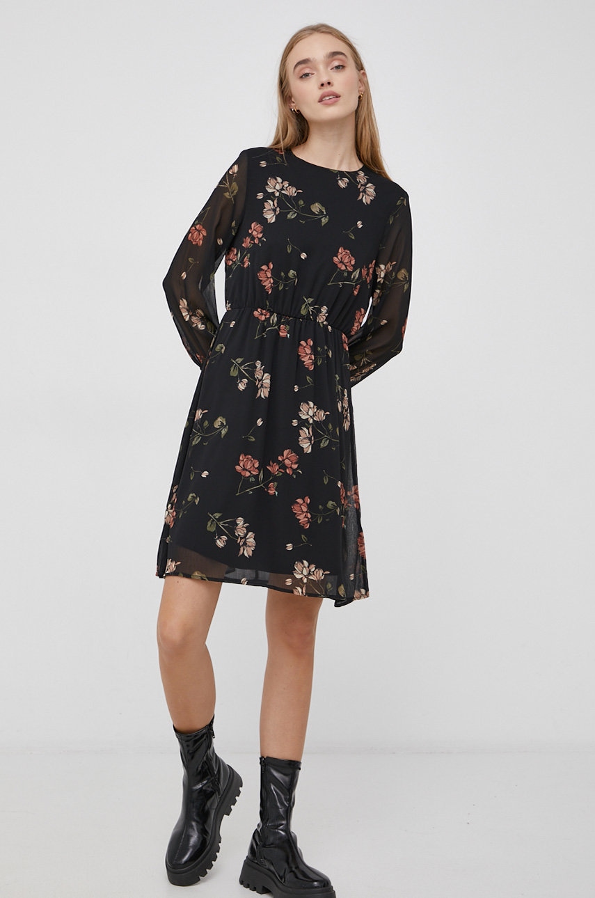 

Рокля Vero Moda в черно къс модел разкроен модел, Черен