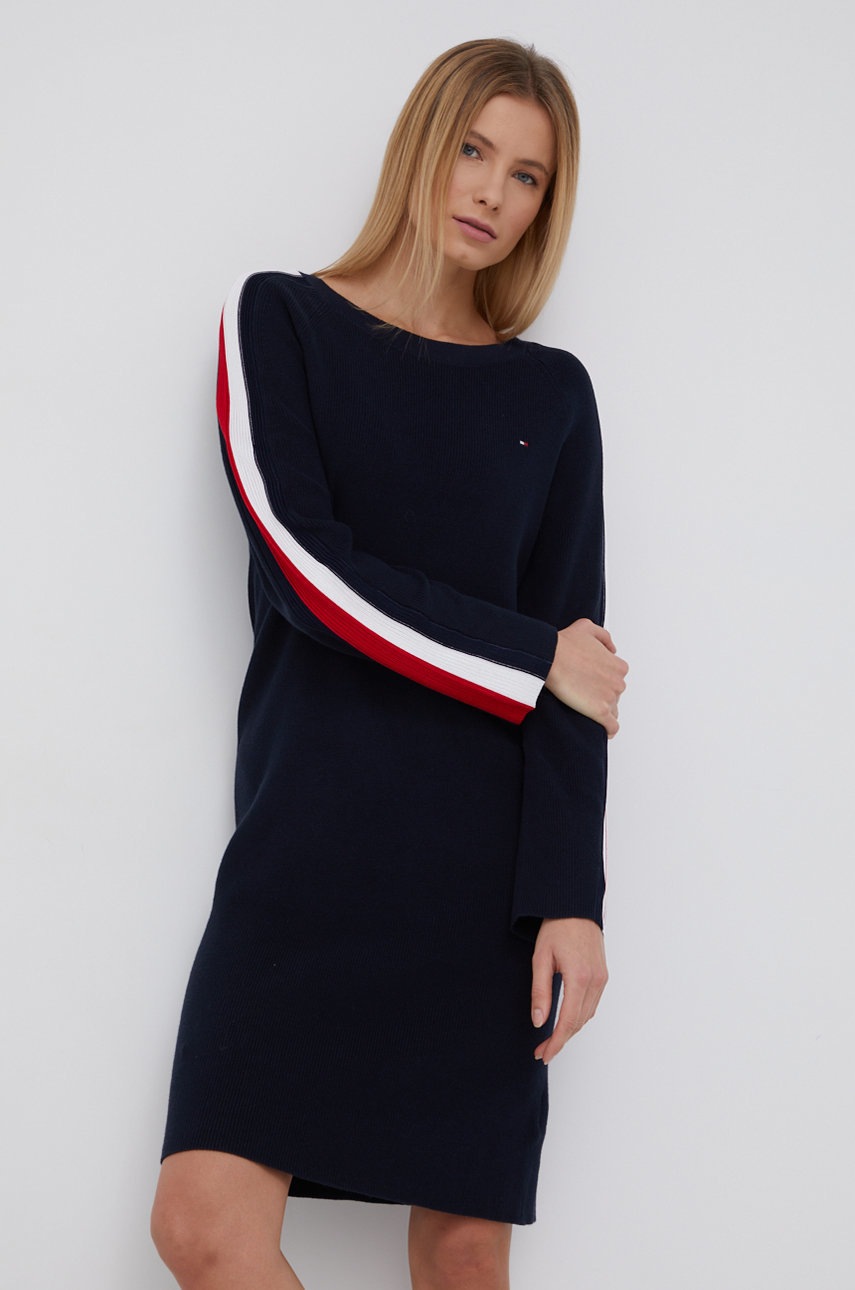 

Памучна рокля Tommy Hilfiger в тъмносиньо къс модел с кройка по тялото, Тъмносин