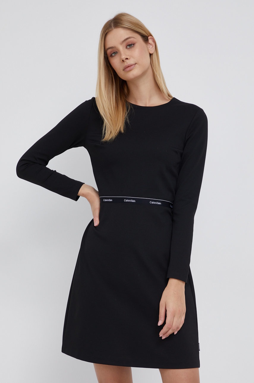 

Рокля Calvin Klein в черно къс модел с кройка по тялото, Черен