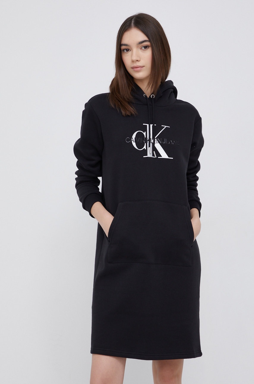 

Рокля Calvin Klein Jeans в черно къс модел със стандартна кройка, Черен