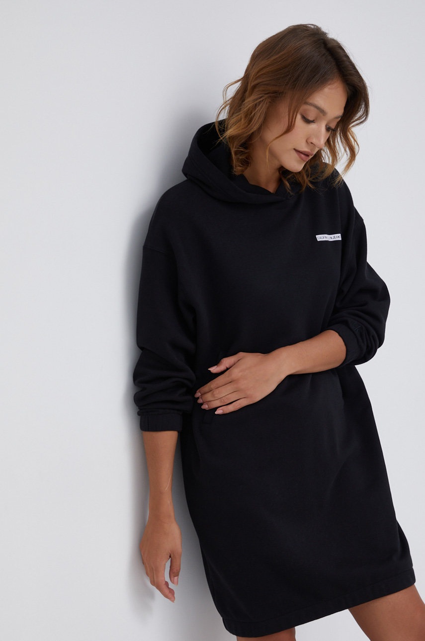 

Рокля Calvin Klein Jeans в черно къс модел със стандартна кройка, Черен