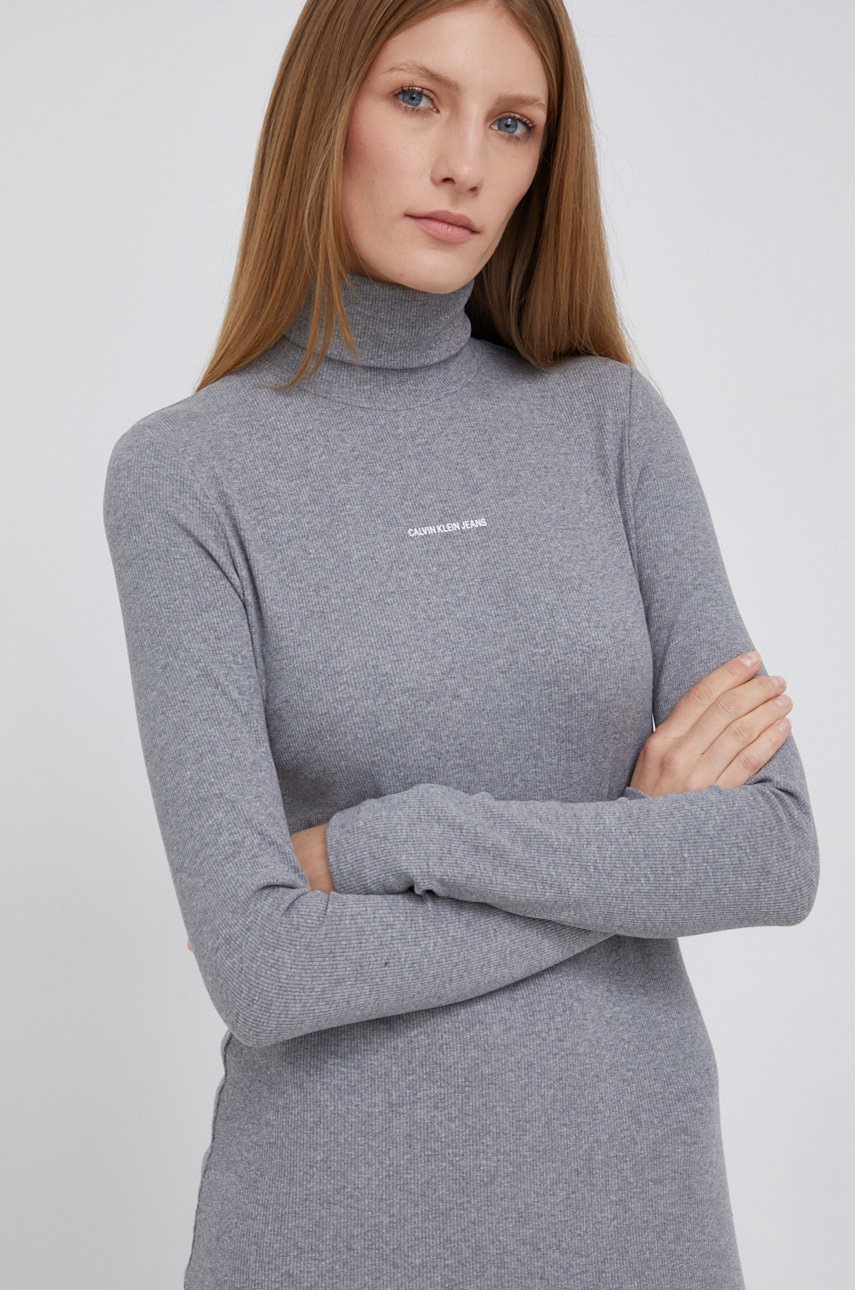 

Рокля Calvin Klein Jeans в сиво среднодълъг модел с кройка по тялото, Сив