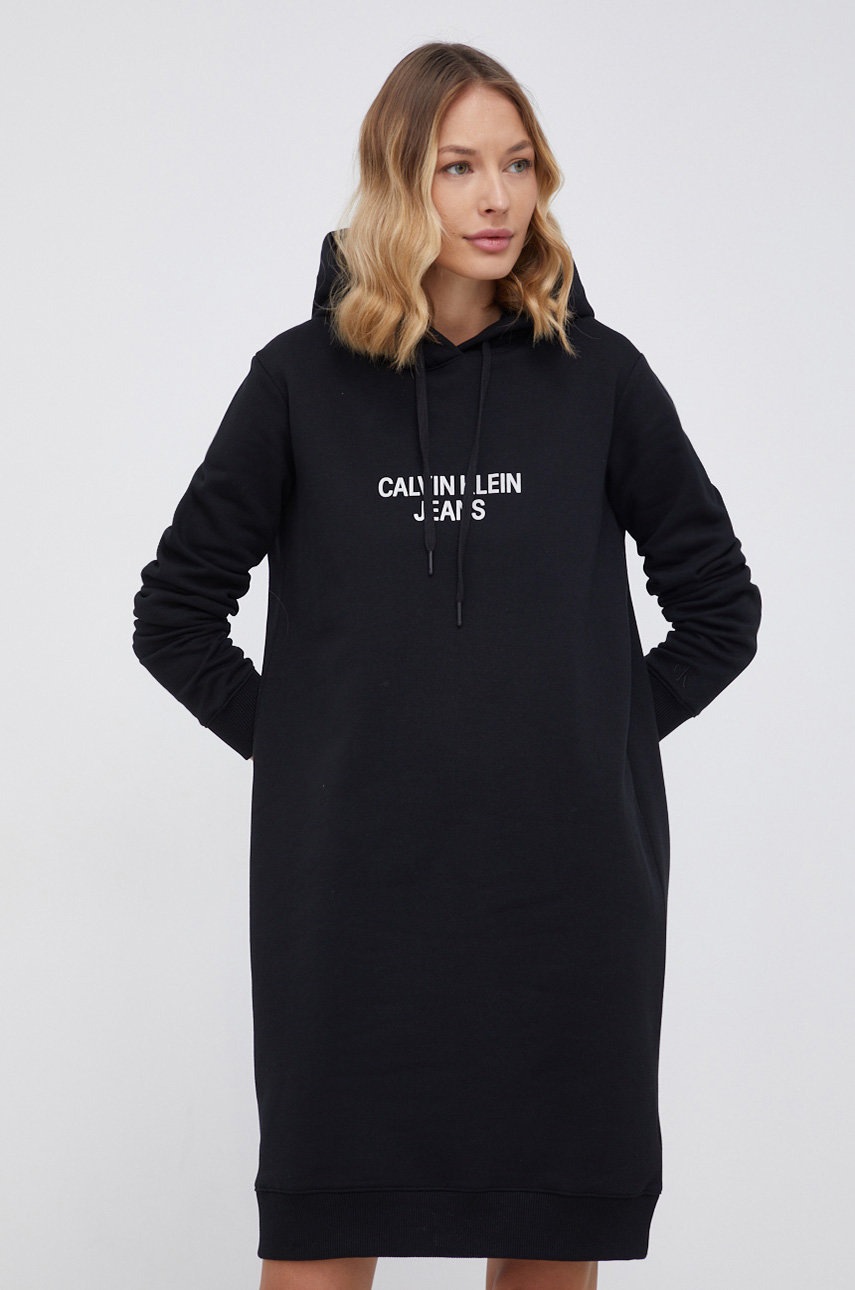 

Рокля Calvin Klein Jeans в черно къс модел със стандартна кройка, Черен