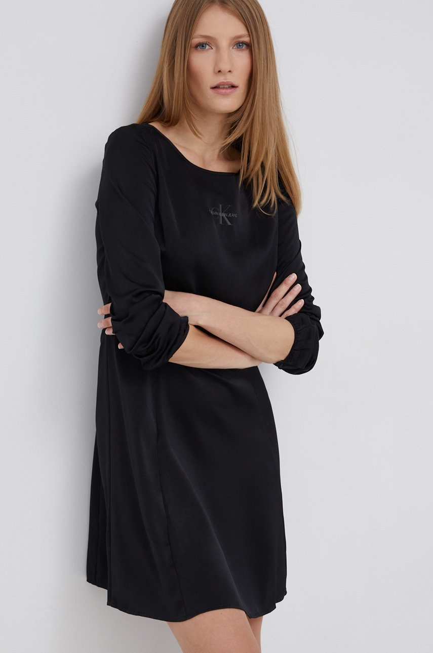 

Рокля Calvin Klein Jeans в черно къс модел разкроен модел, Черен