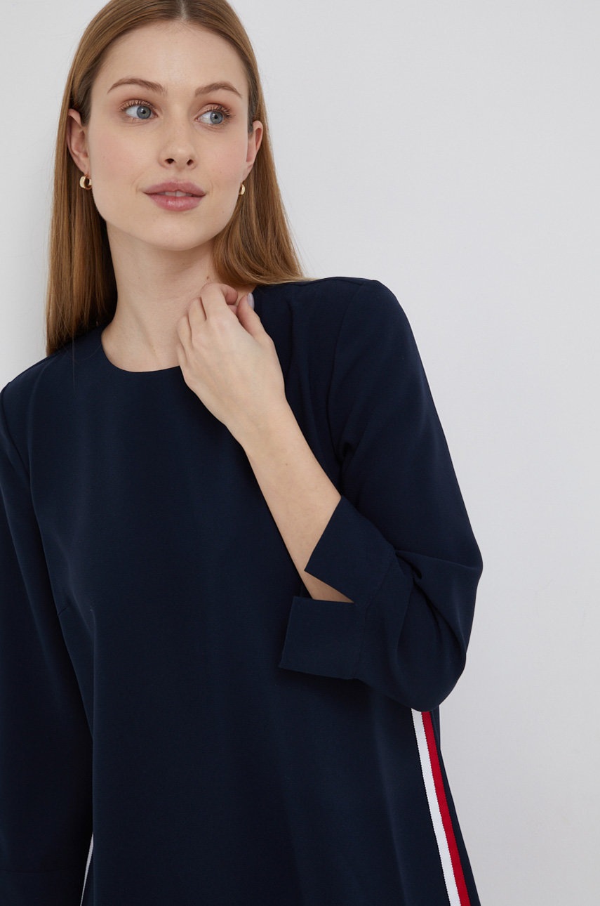 

Рокля Tommy Hilfiger в тъмносиньо къс модел със стандартна кройка, Тъмносин