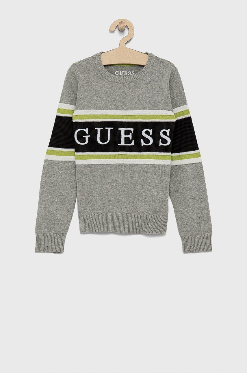 

Детски пуловер Guess в сиво от лека материя, Сив