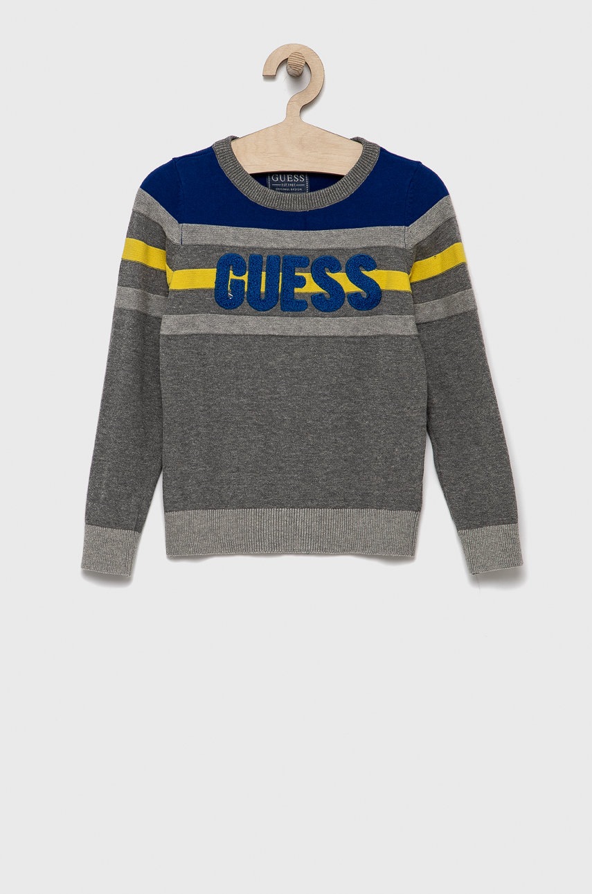

Детски памучен пуловер Guess в сиво от лека материя, Сив