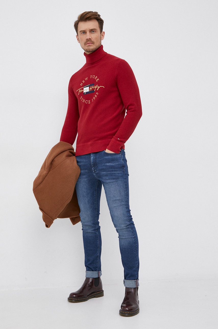 

Пуловер Tommy Hilfiger мъжки в червено от лека материя с широко поло, Червен