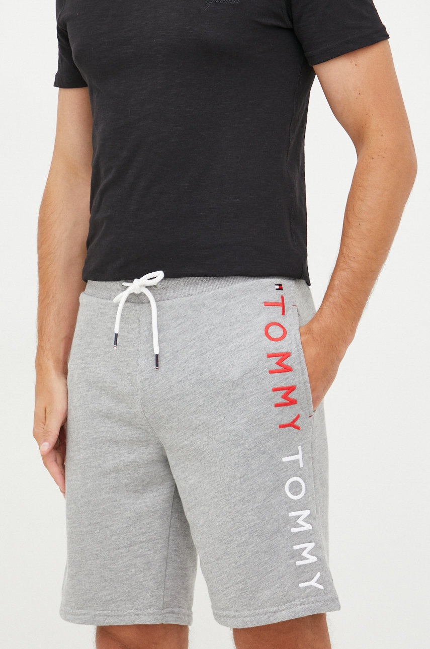 

Къс панталон Tommy Hilfiger мъжки в сиво, Сив