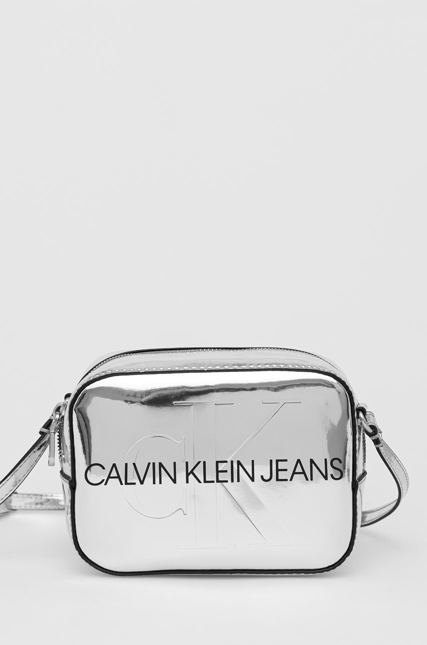 

Чанта Calvin Klein Jeans в сребристо, Сребърен
