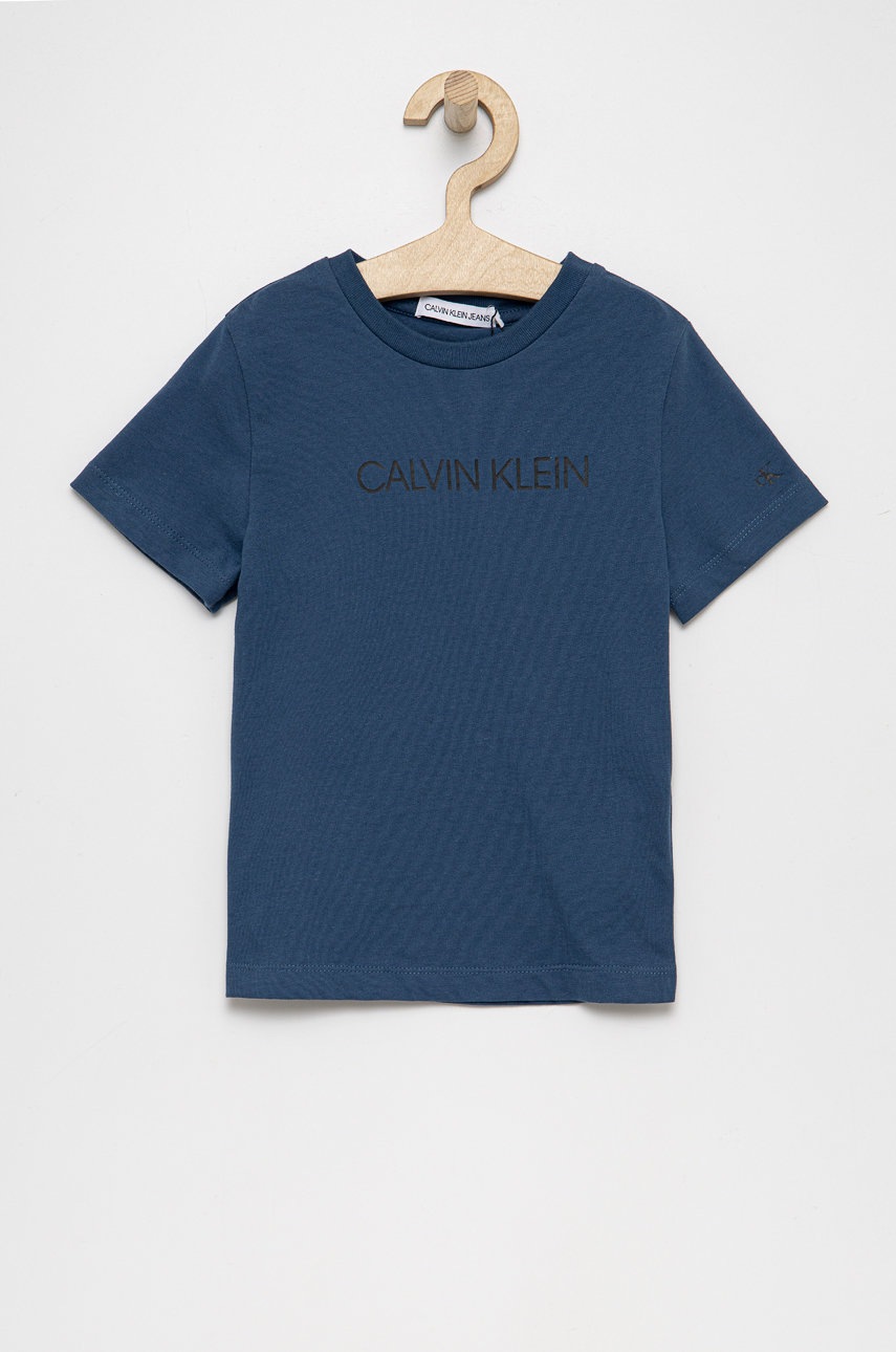 

Детска тениска Calvin Klein Jeans в тъмносиньо с принт, Тъмносин