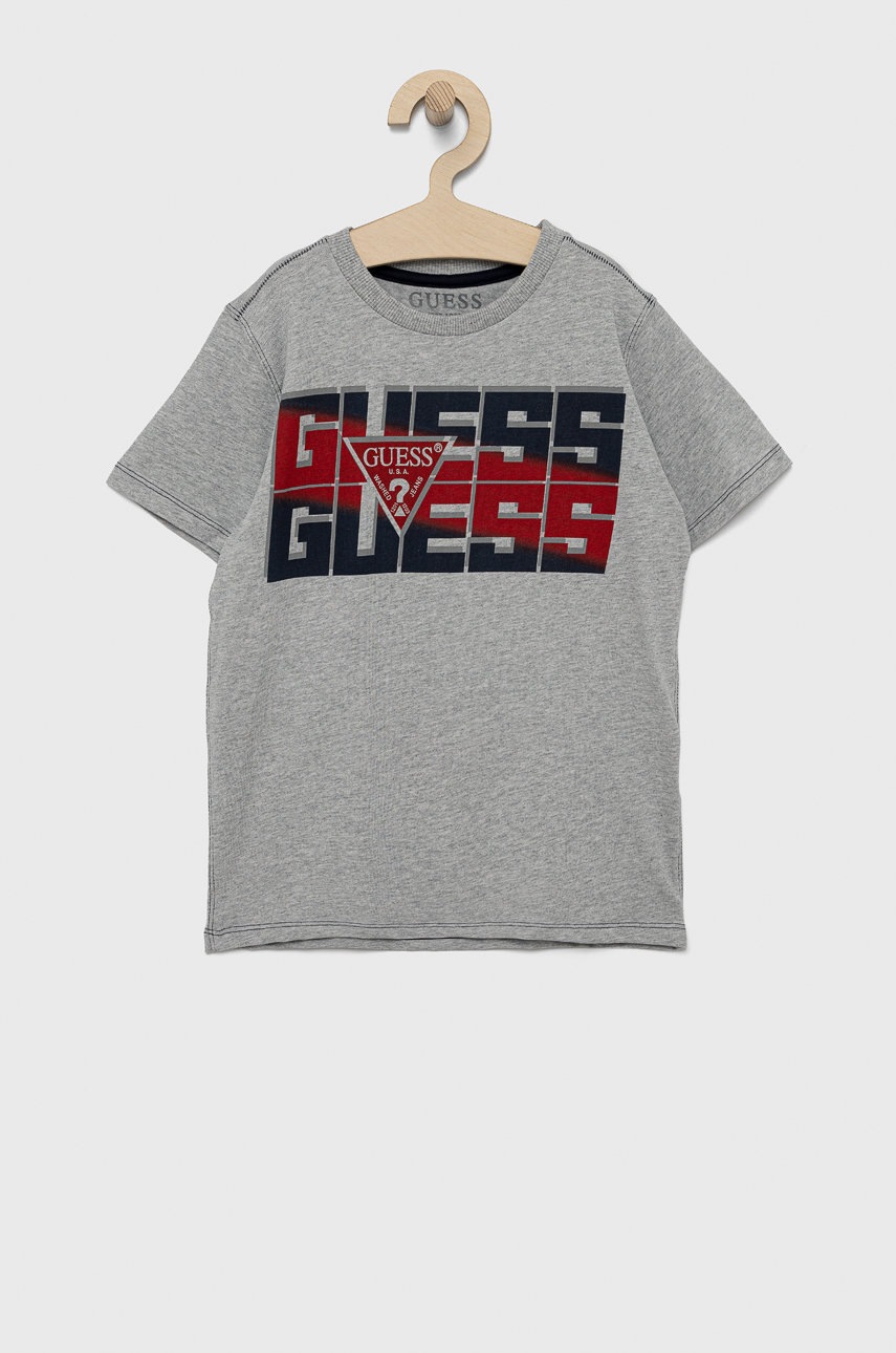

Детска памучна тениска Guess в меланж на сиво, Сив