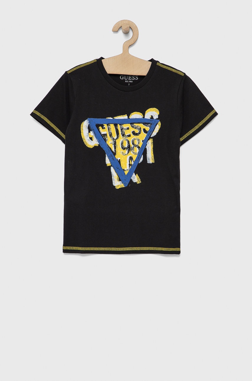 

Детска памучна тениска Guess в черно с принт, Черен