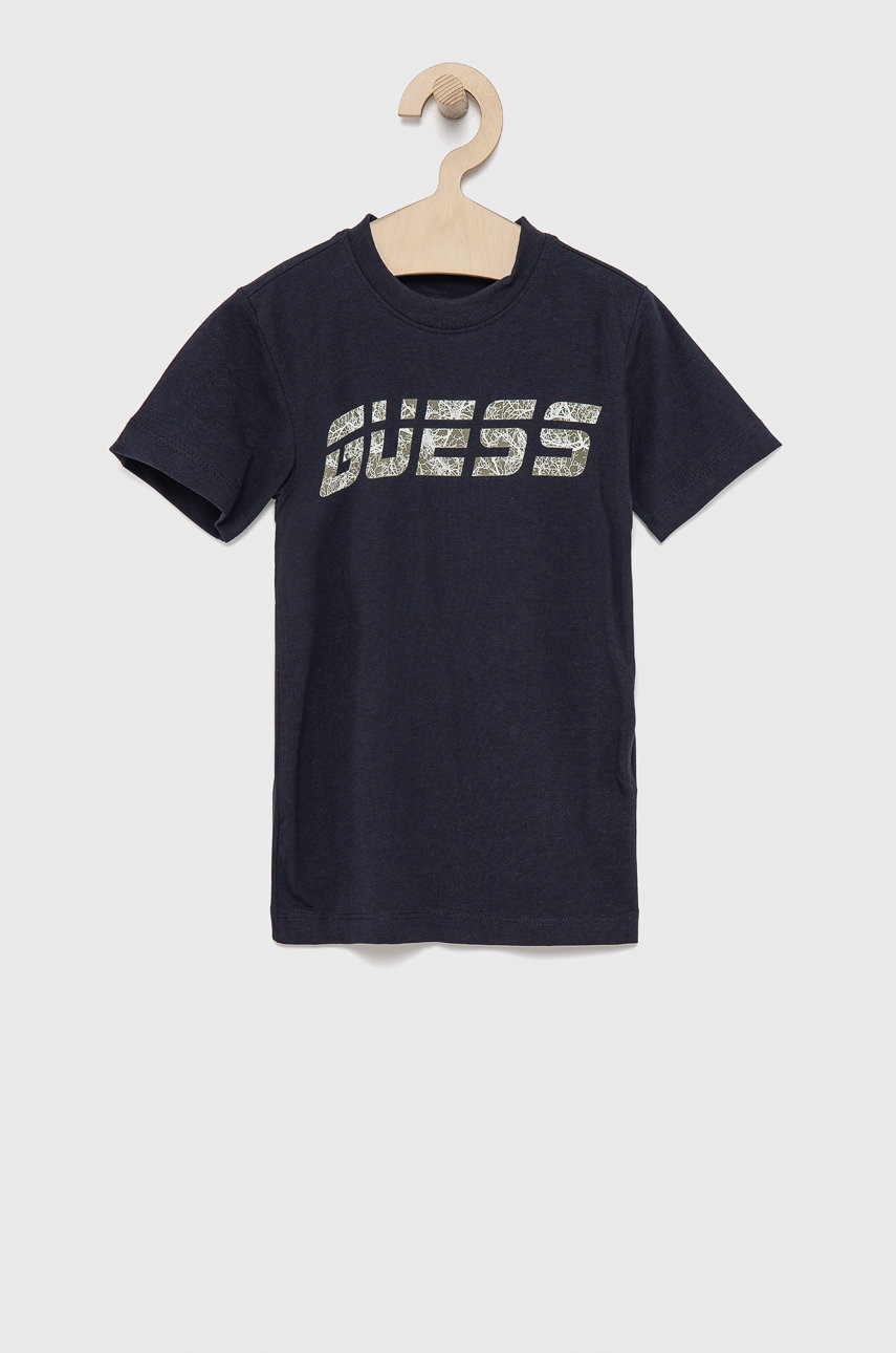 

Детска тениска Guess в тъмносиньо с принт, Тъмносин