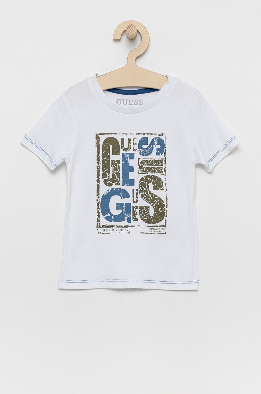 

Детская хлопковая футболка Guess цвет белый с принтом