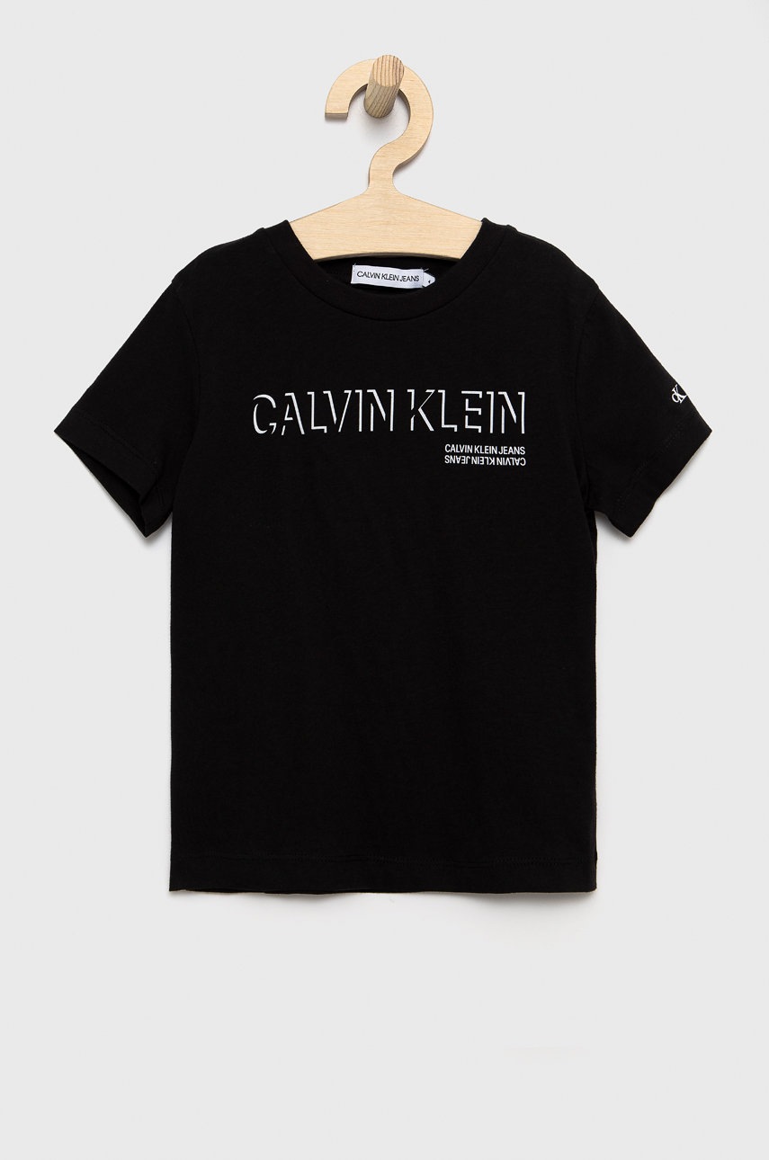 

Детска памучна тениска Calvin Klein Jeans в черно с принт, Черен