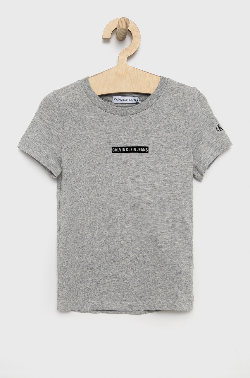 

Детска памучна тениска Calvin Klein Jeans в сиво с принт, Сив