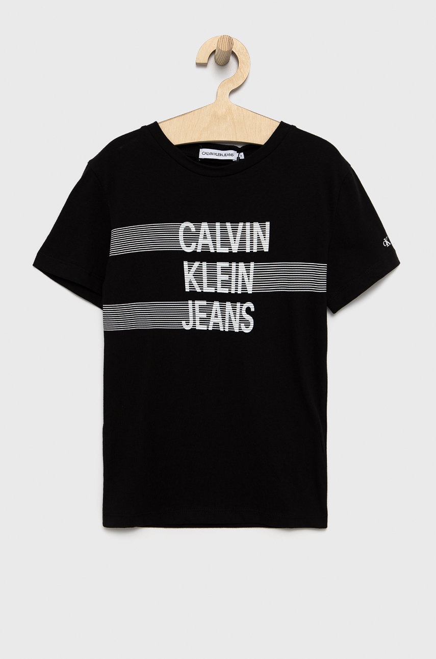 

Детска памучна тениска Calvin Klein Jeans в черно с принт, Черен