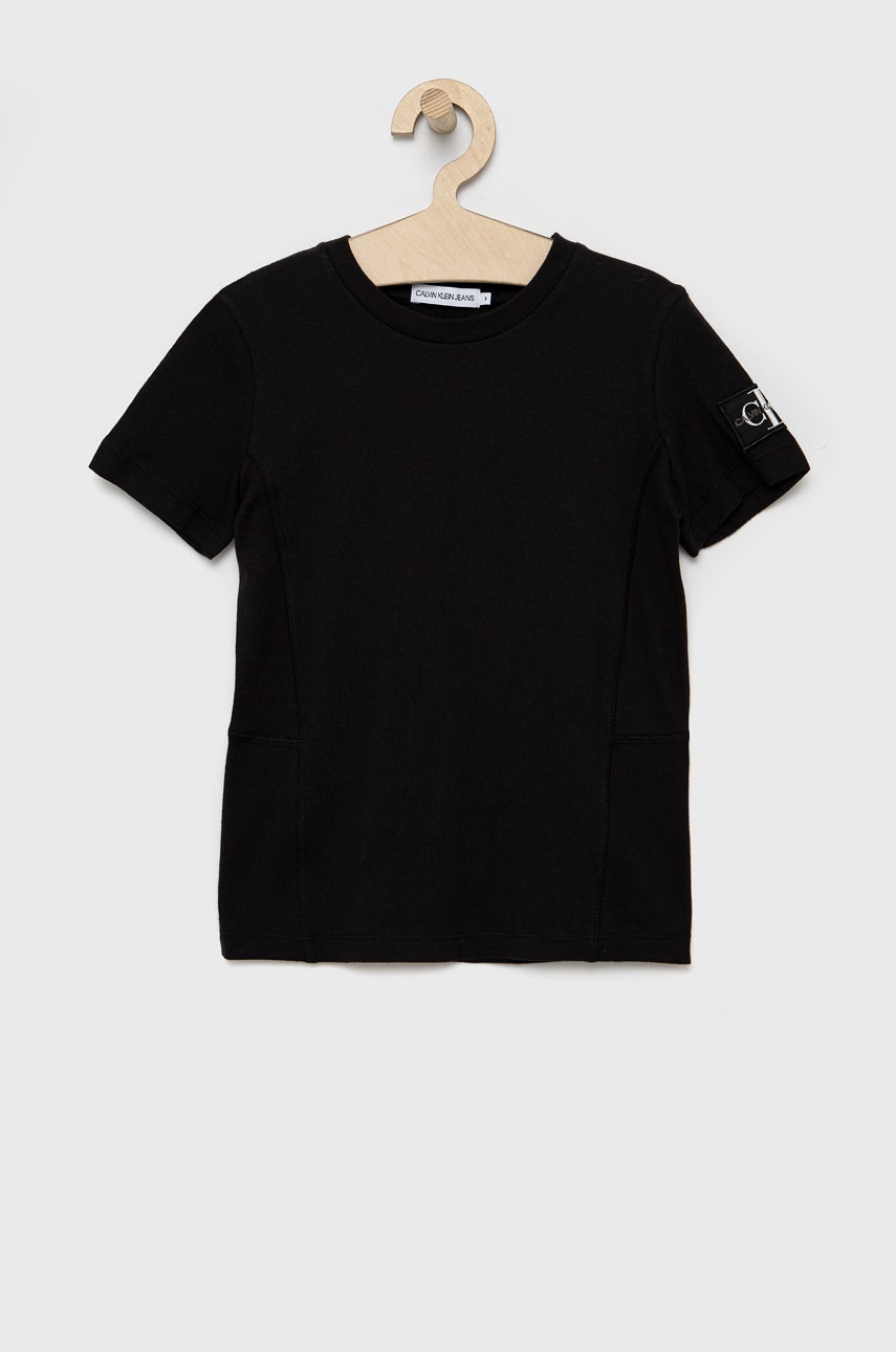 

Детска памучна тениска Calvin Klein Jeans в черно с апликация, Черен
