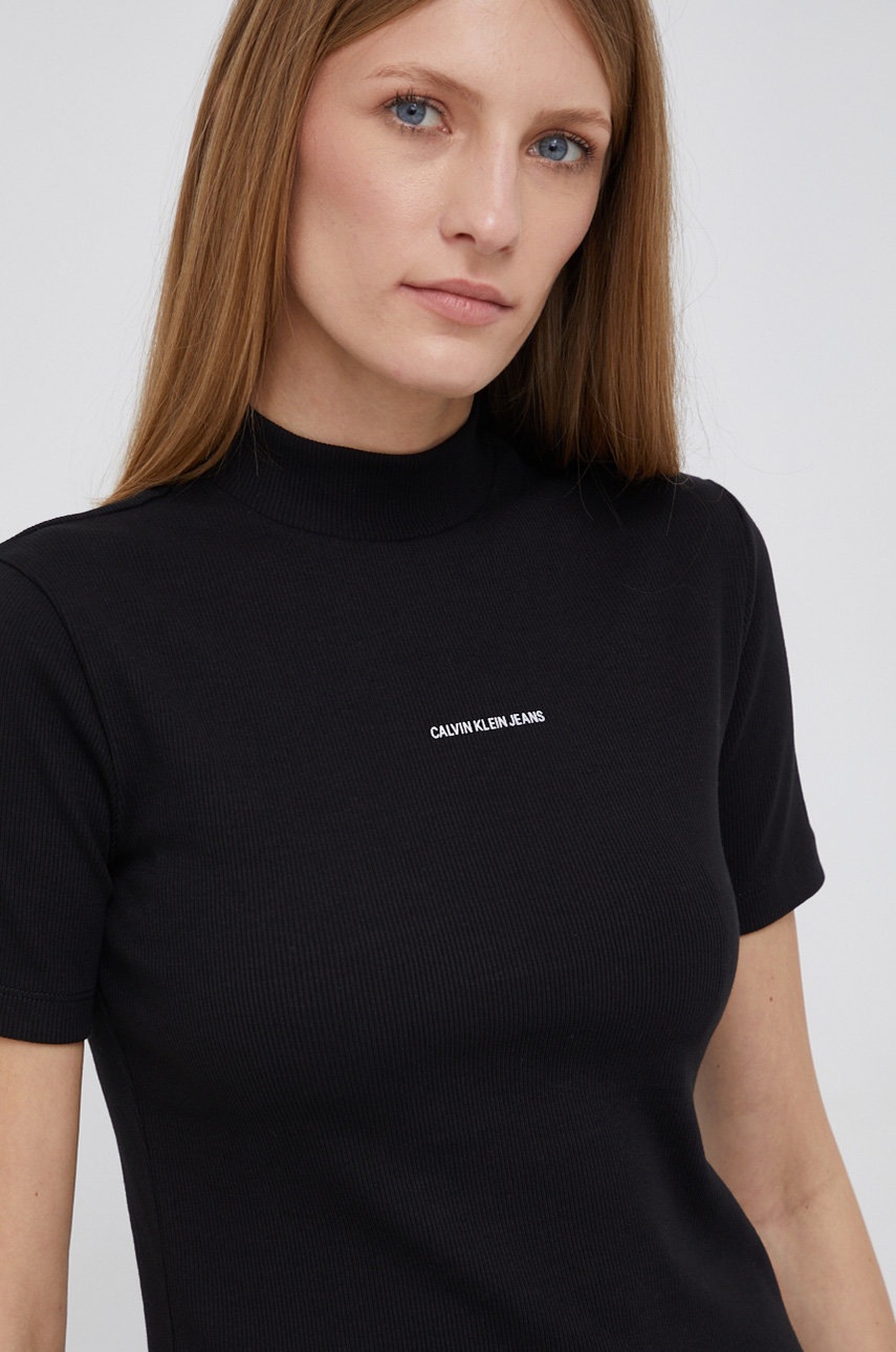 

Тениска Calvin Klein Jeans дамска в черно с ниско поло, Черен