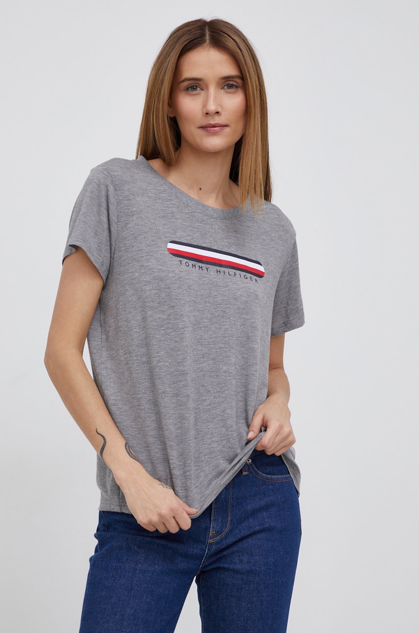 

Тениска Tommy Hilfiger дамска в сиво, Сив