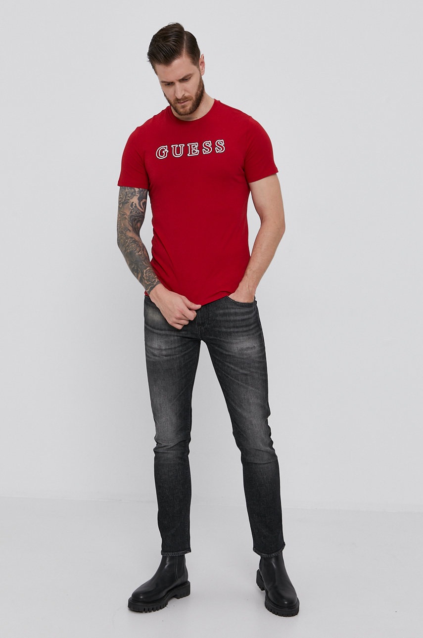 

Футболка Guess чоловіча колір червоний гладкий