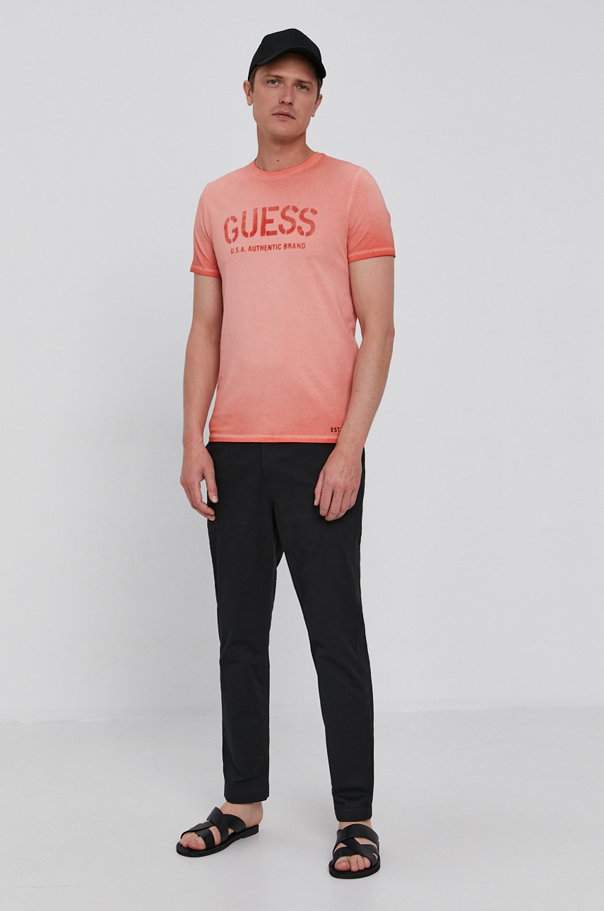 

Футболка Guess чоловіча колір рожевий з принтом