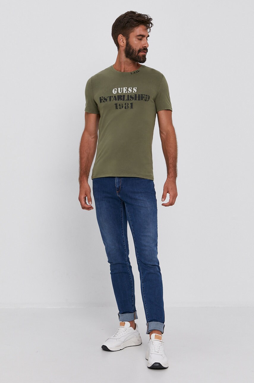 

Футболка Guess чоловіча колір зелений з принтом