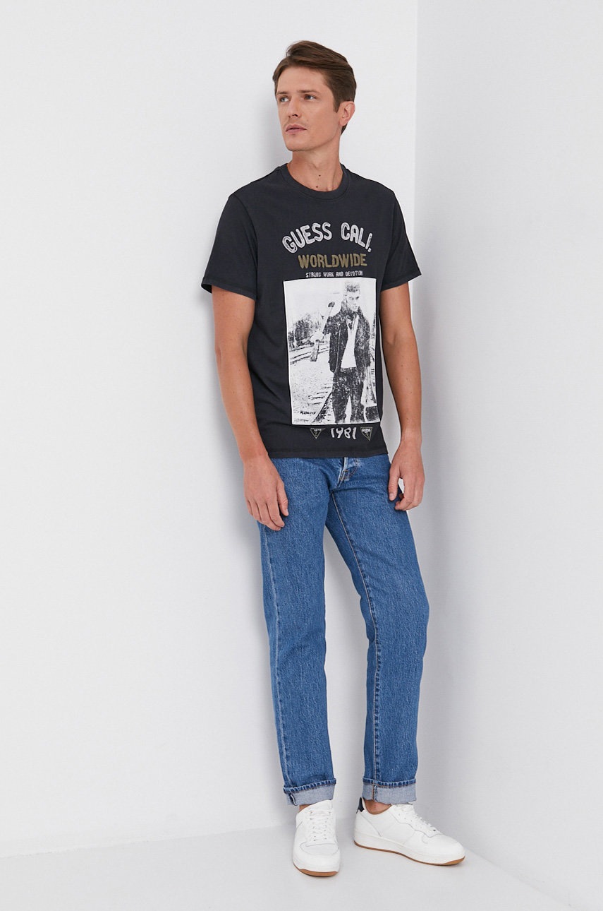 

Хлопковая футболка Guess цвет чёрный с принтом