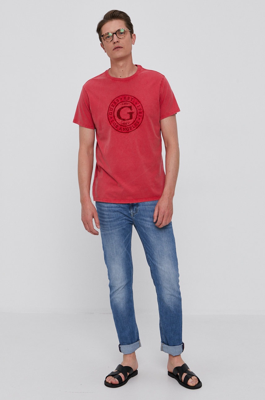 

Футболка Guess мужская цвет красный с аппликацией