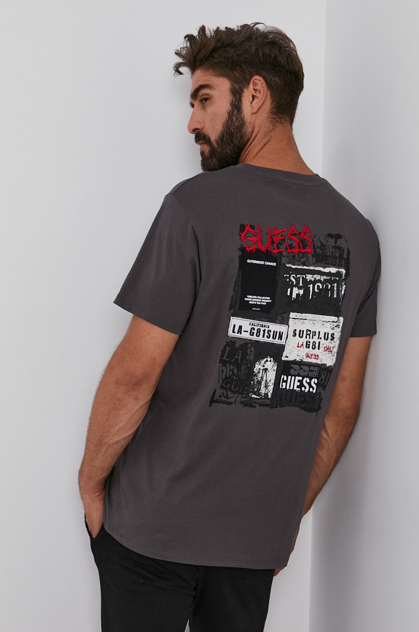 

Памучна тениска Guess в сиво с апликация, Сив