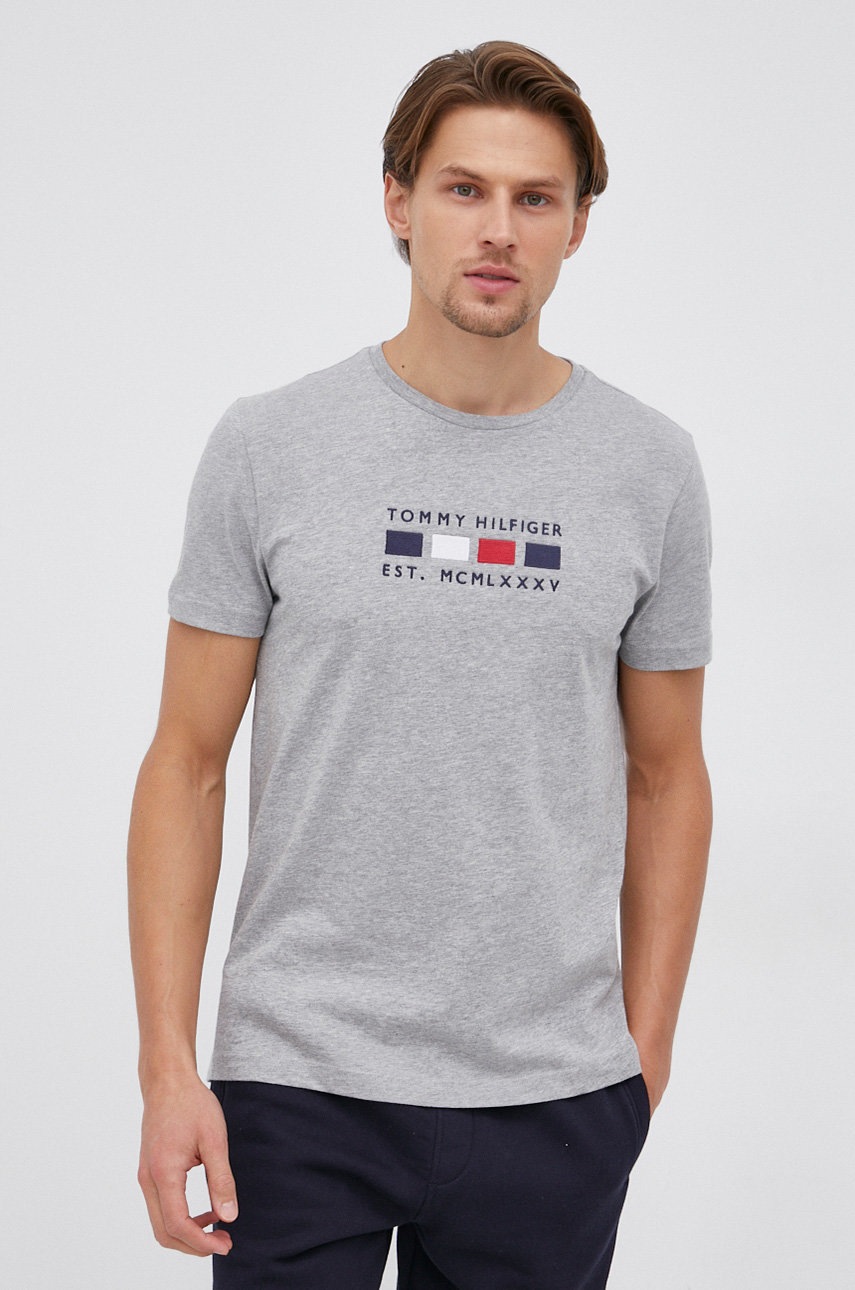 

Памучна тениска Tommy Hilfiger в сиво с апликация, Сив