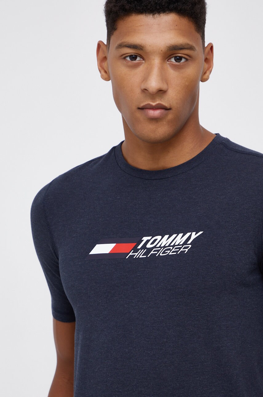 

Тениска Tommy Hilfiger мъжка в тъмносиньо с принт, Тъмносин