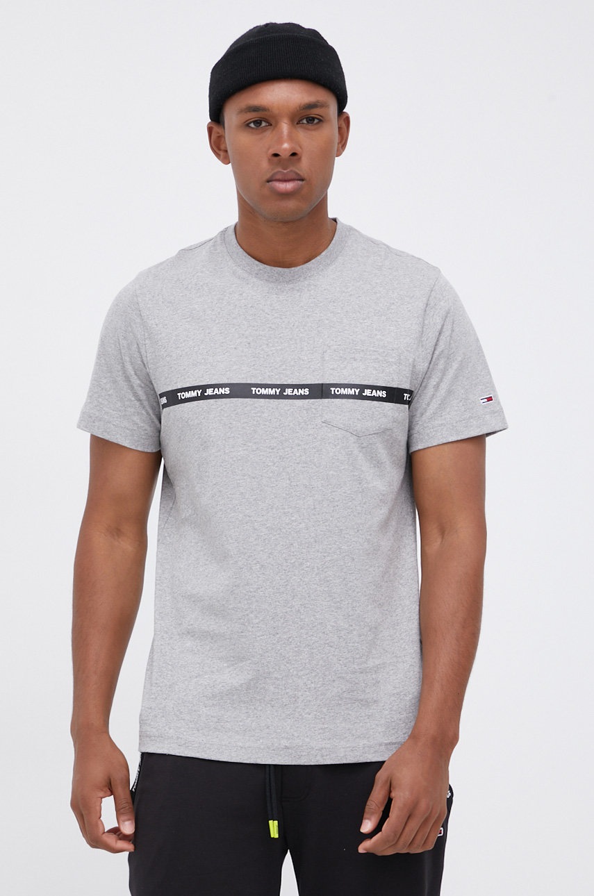 

Памучна тениска Tommy Jeans в сиво с принт, Сив