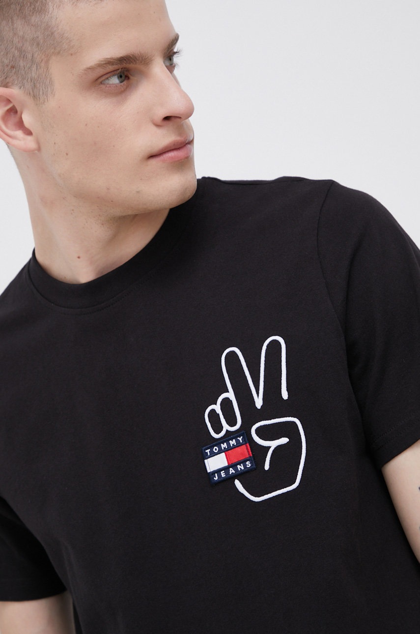 

Памучна тениска Tommy Jeans в черно с апликация, Черен