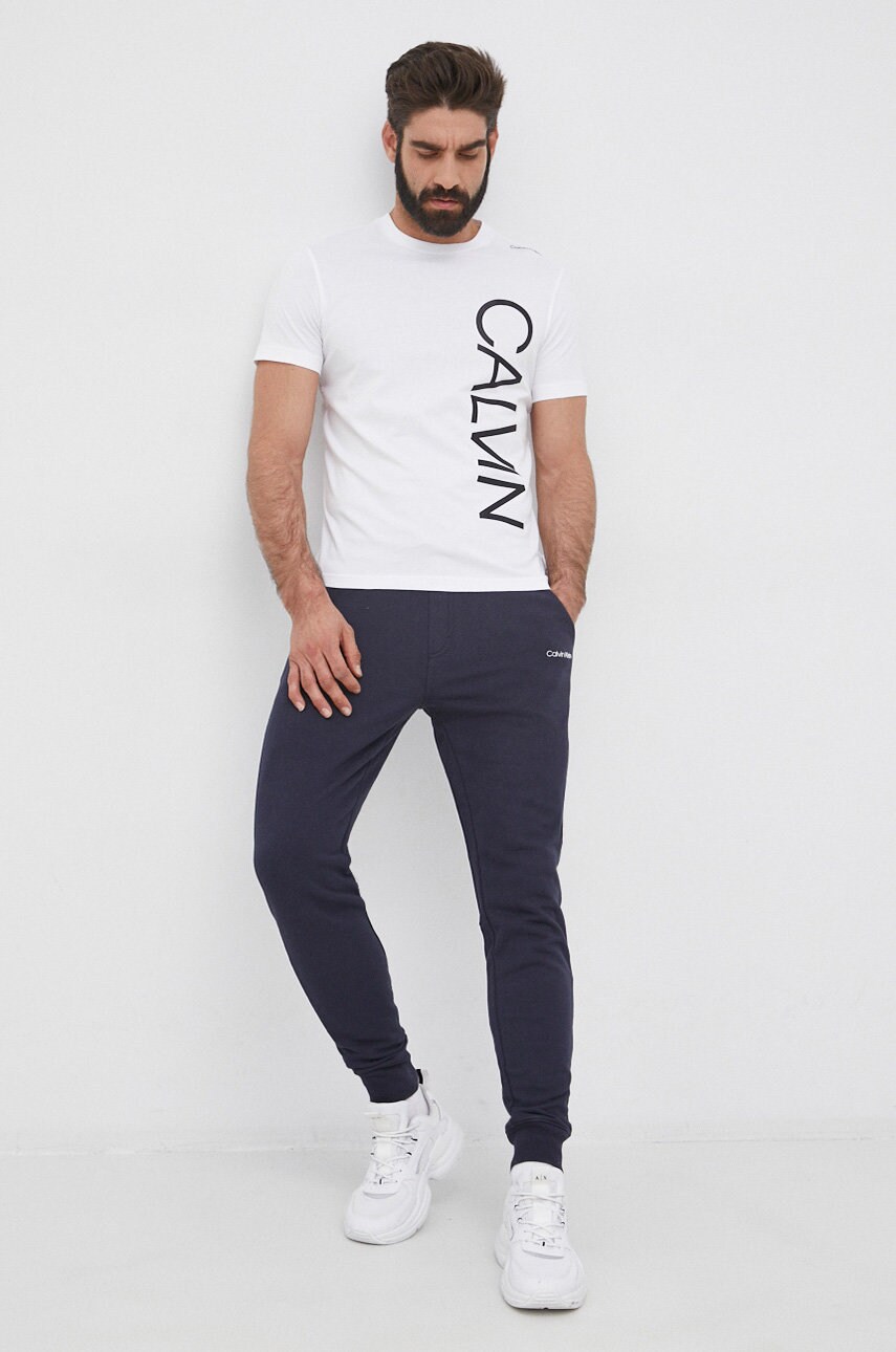 

Хлопковая футболка Calvin Klein цвет белый с принтом