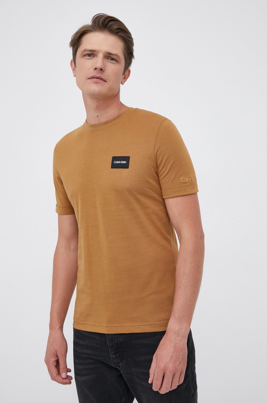 

Памучна тениска Calvin Klein в кафяво с изчистен дизайн, Кафяв